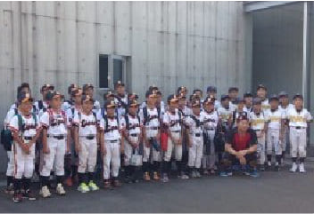 少年野球チームをZOZOマリンスタジアムに招待しています。